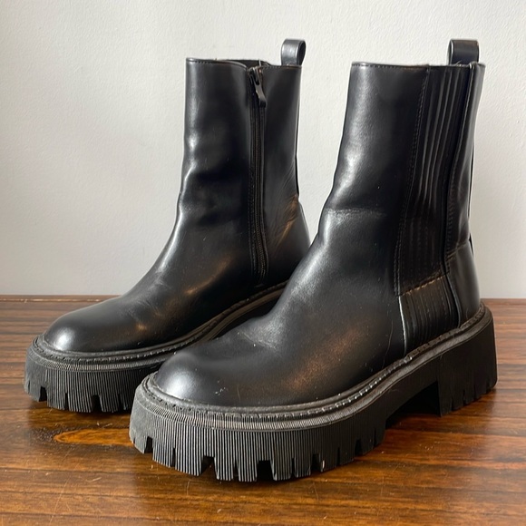 Lulu’s, women 7, black vegan leather lug sole zip-up Chelsea boot, 2.5” platform - Picture 1 of 8